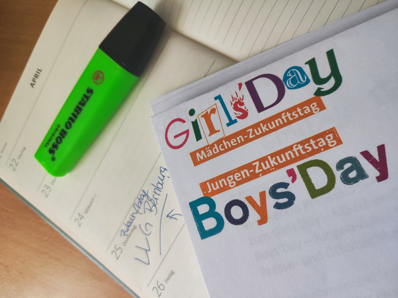 Zu sehen ist ein Kalender mit dem Datum des Girls and Boys Day 2024 am 25. April und ein Logo der Veranstaltung. 